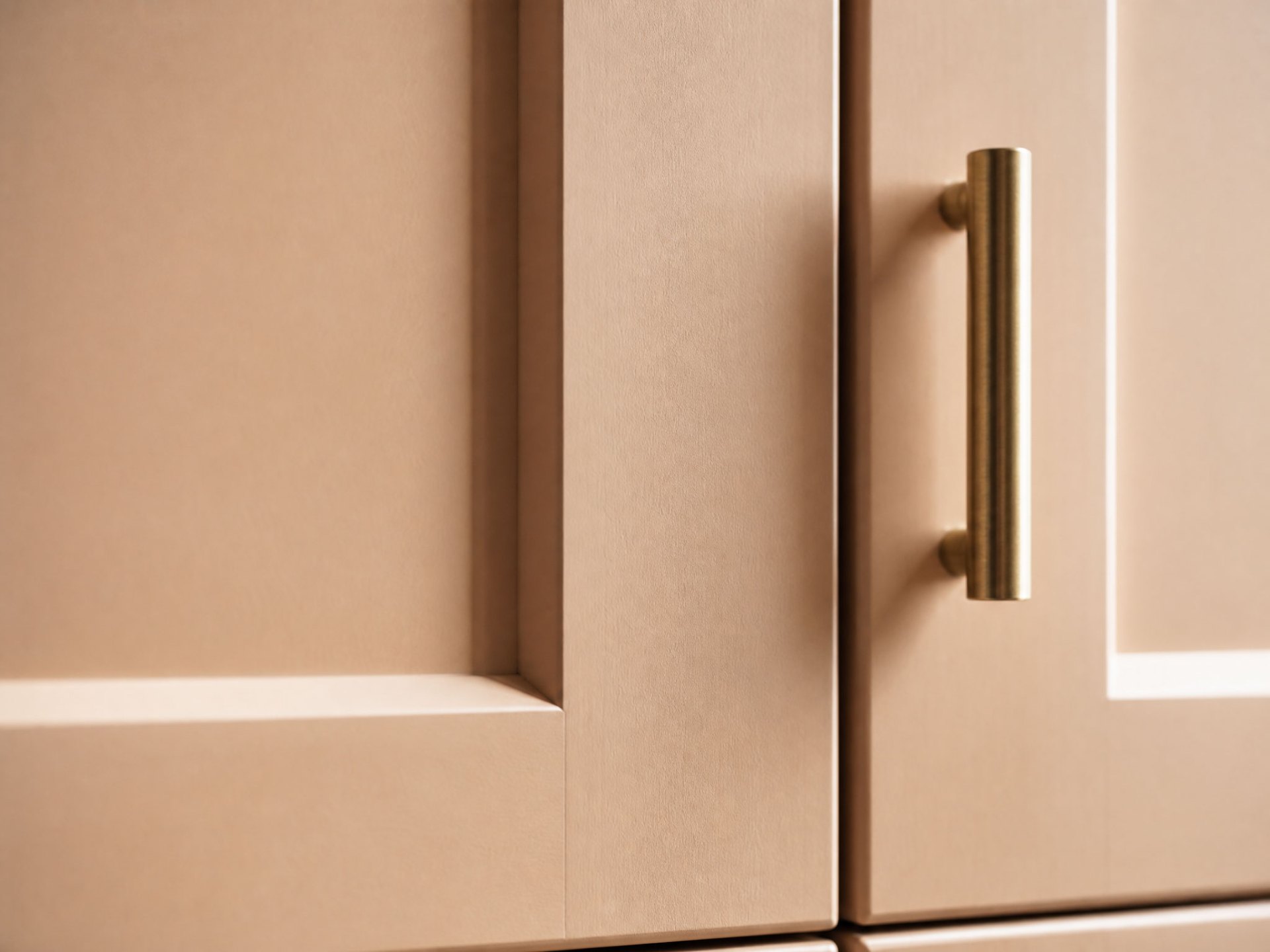 Warm minimalisme in maatwerk: een keukenwand die rust en ritme brengt. — beeld 5